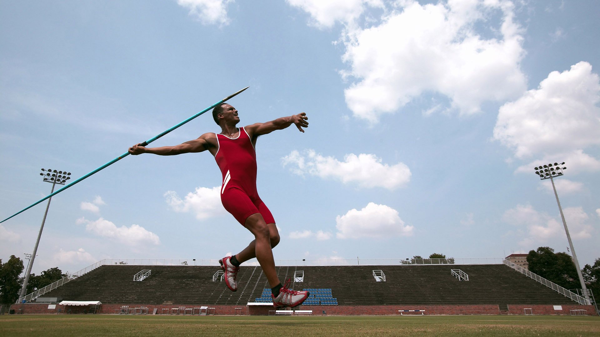 球场下的训练铸就赛场的辉煌，训练场上的球员应该用什么精神形容